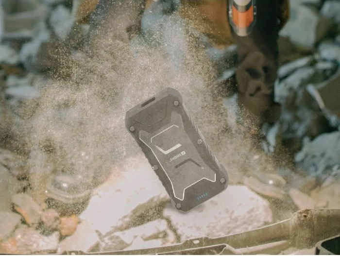 Powerbank Sandberg Survivor 420-91 10000mAh PD 20W me karikim pa kabllo 15W IP66, e zezë, set me kabllo USB-C dhe rrip