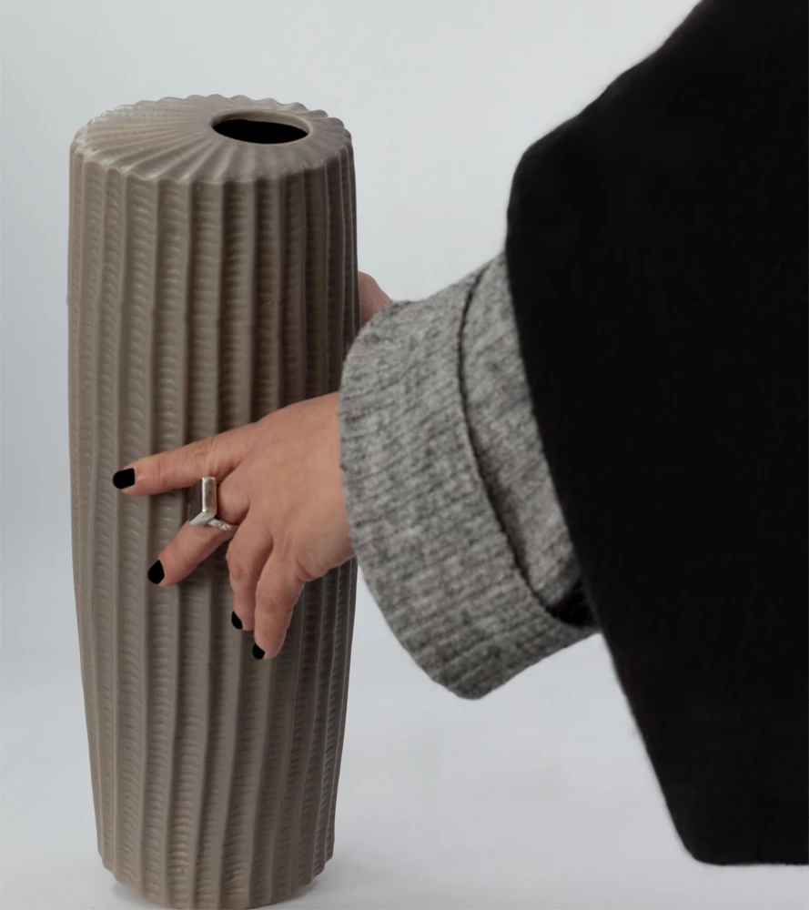 Vazo dekorative RIGE, qeramike, ngjyrë gri mat, 12x12x36cm