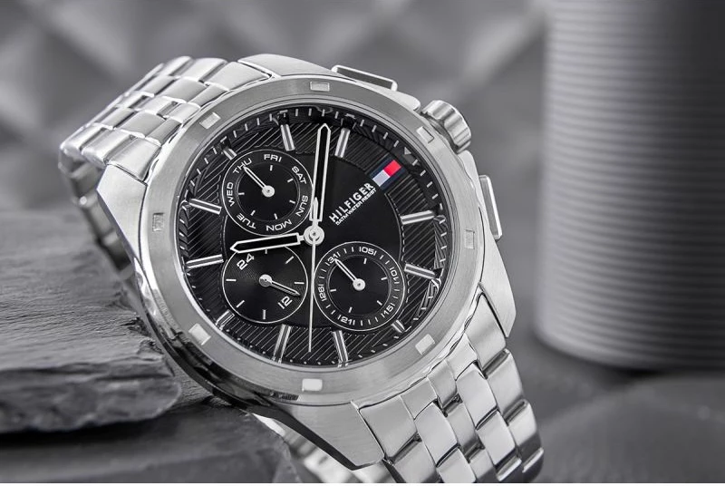 Orë dore për meshkuj Tommy Hilfiger, e zezë