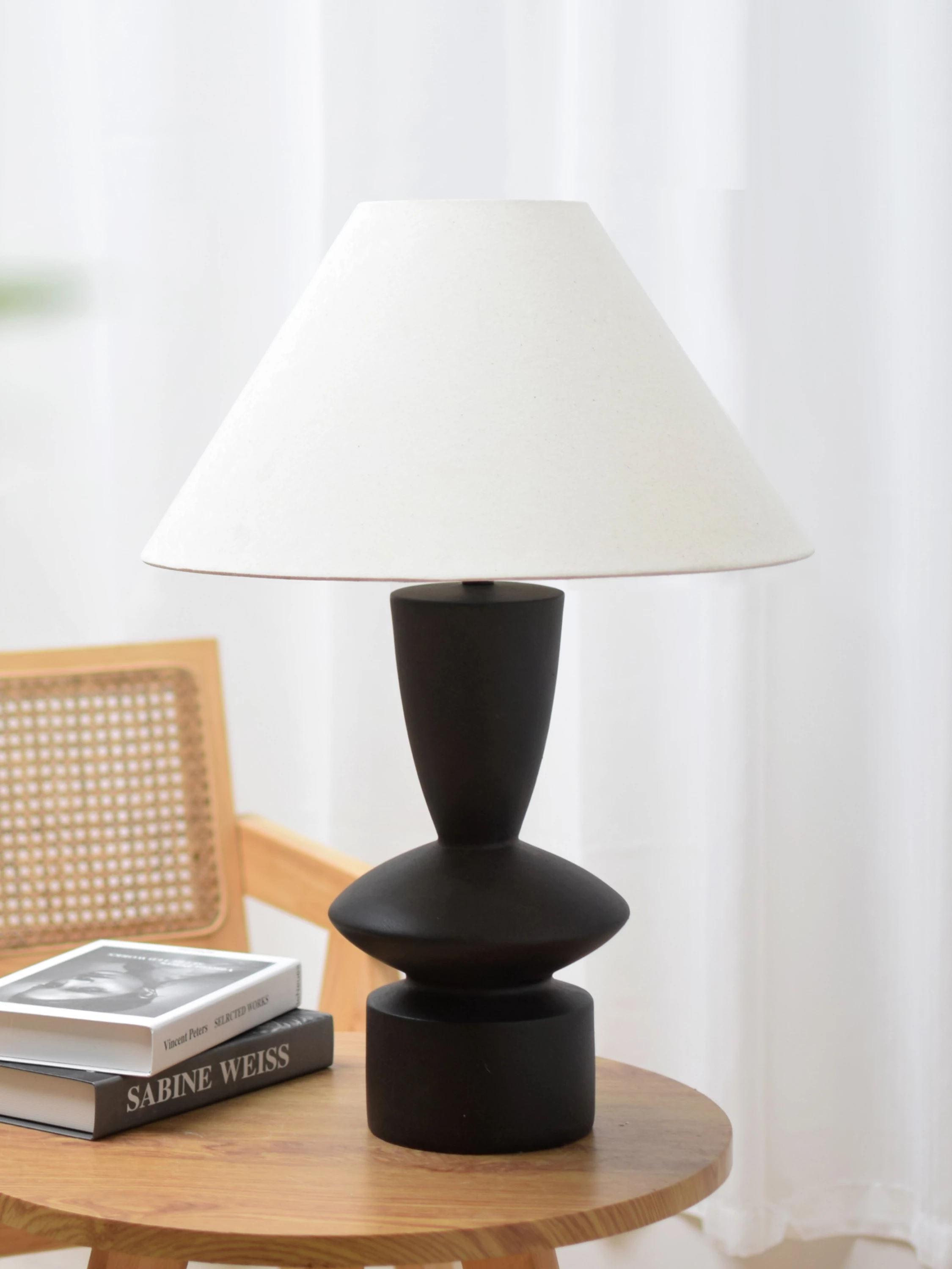 Llambë tavoline ATIENO, bazë rrëshire e zezë, abazhur lino gri, 41x41x62cm