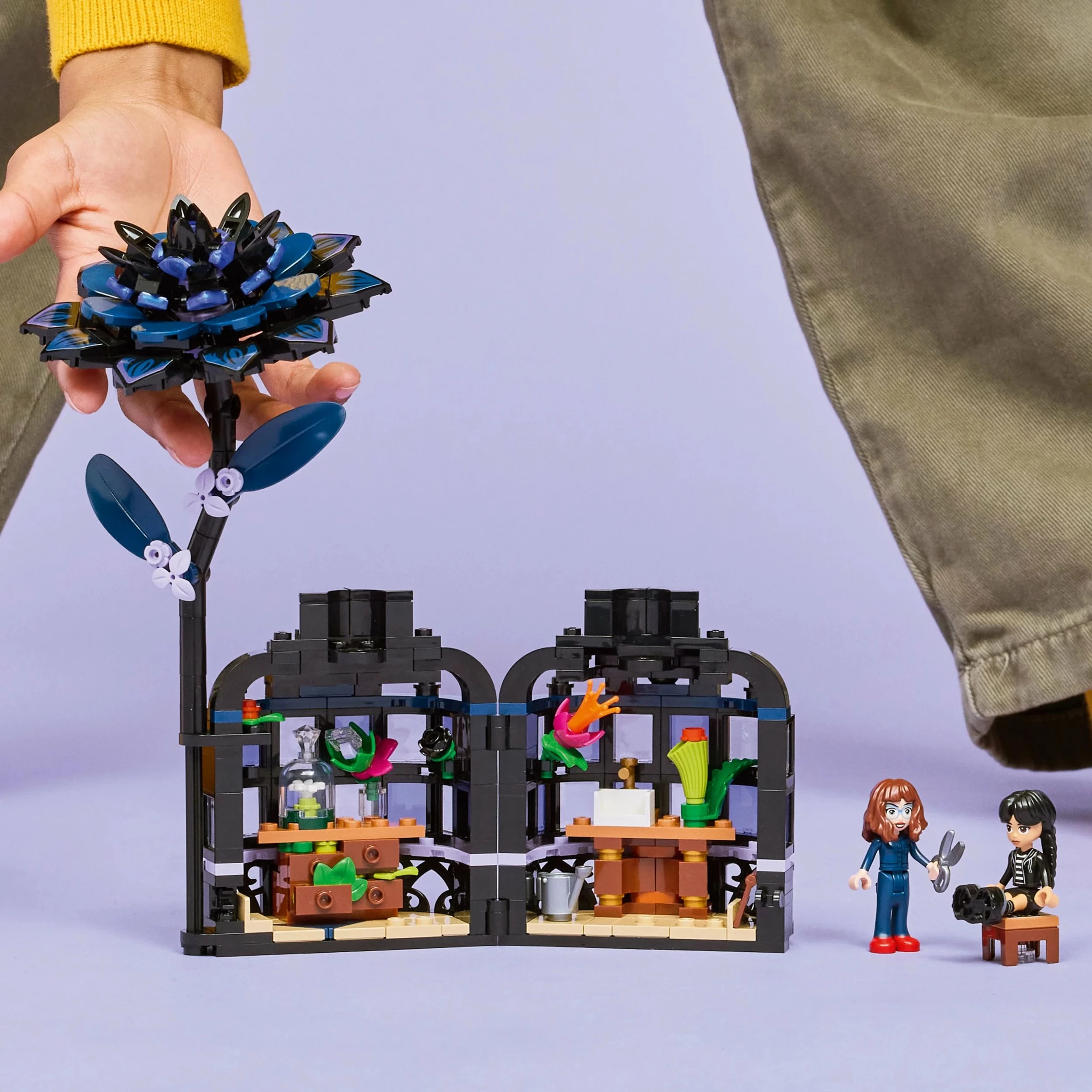 Set LEGO Wednesday Black Dalia Flower 76784, 358 copë, e zezë