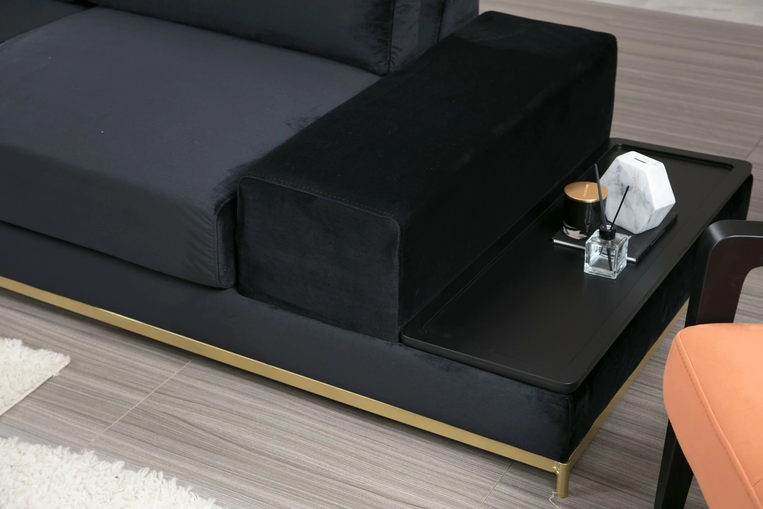 Divan katër vendesh Atelier del Sofa, me tavolinë anësore, ngjyrë e zezë, detaje ari