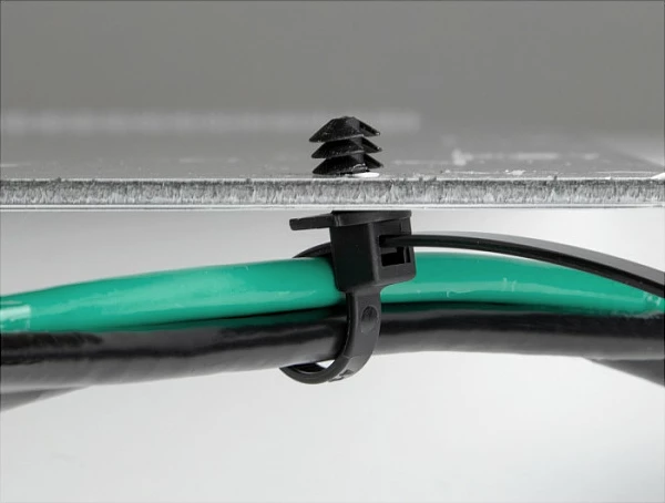 Lidhëse kabllosh DeLOCK me bazë lamelore 200 x 4.8 mm, 100 copë, e zezë/transparente