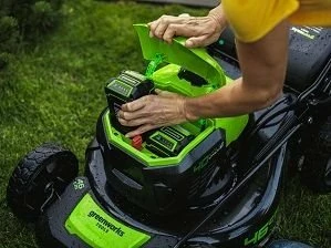 Kositëse bari me bateri Greenworks GD40LM46SPK4 40V 46cm me shtytje, set me karikues + 1x bateri 4Ah, gjelbër/zezë