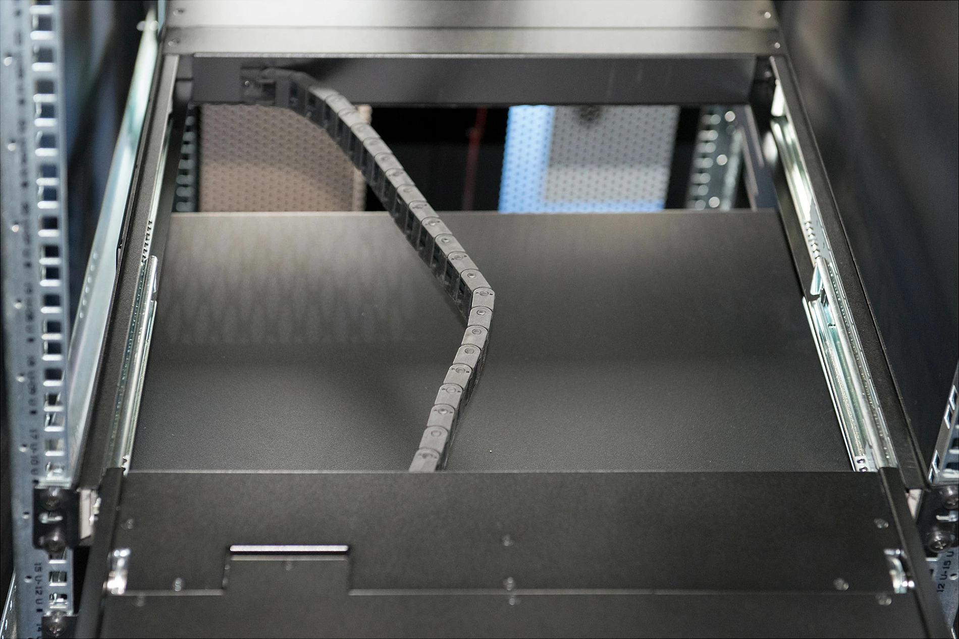 Konsole rackmount Digitus 19 inç, KVM 16 porta, tastierë QWERTZ, touchpad, e zezë