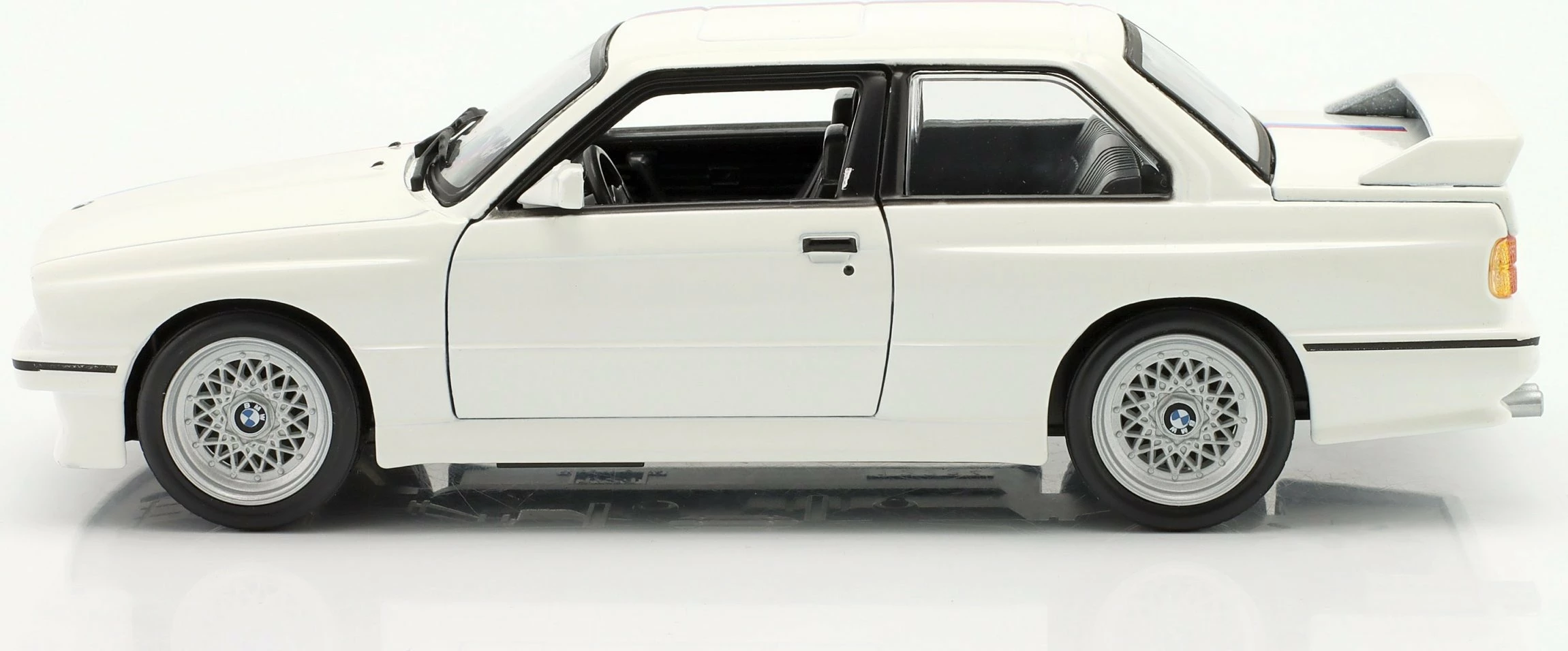 Model makine Bburago BMW 3 Series M3 1988 (E30) 1:24, metal, dyer të lëvizshme, 18.5 cm, e bardhë