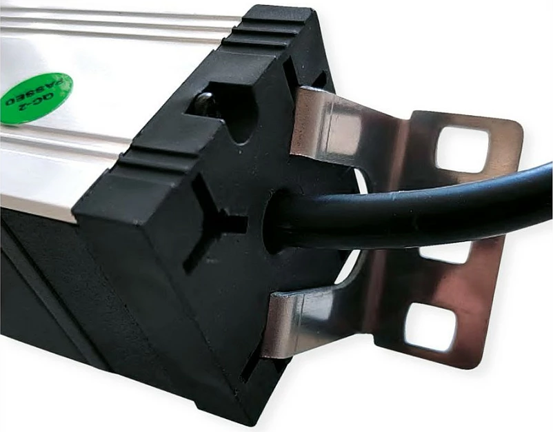 Shirit prizash rack 19" VALUE 7x Schuko, 1U, 3 m, me mbrojtje mbingarkese, alumini/zi