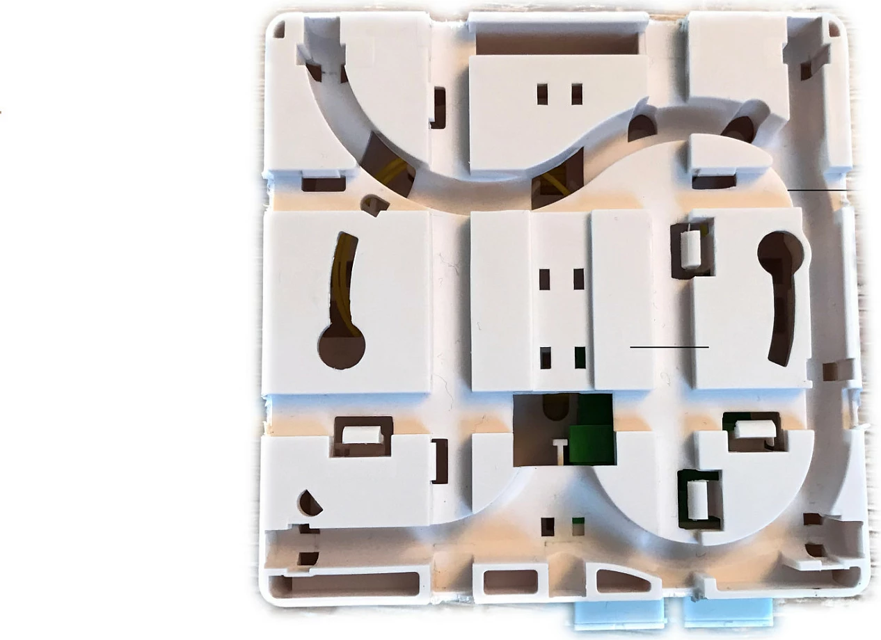 Kuti FTTH EFB Elektronik, 80x80mm, për 4 kuplime SC-S ose LC-D, e bardhë