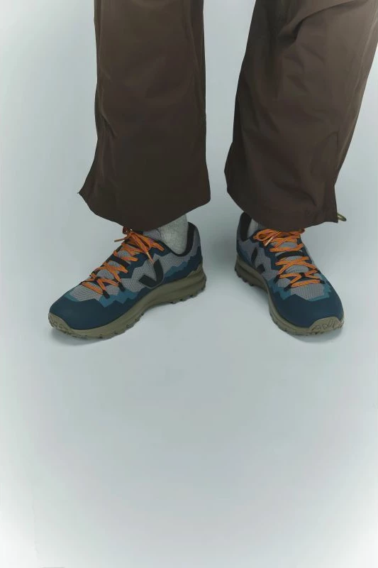 Këpucë për meshkuj Veja, gri e zeza