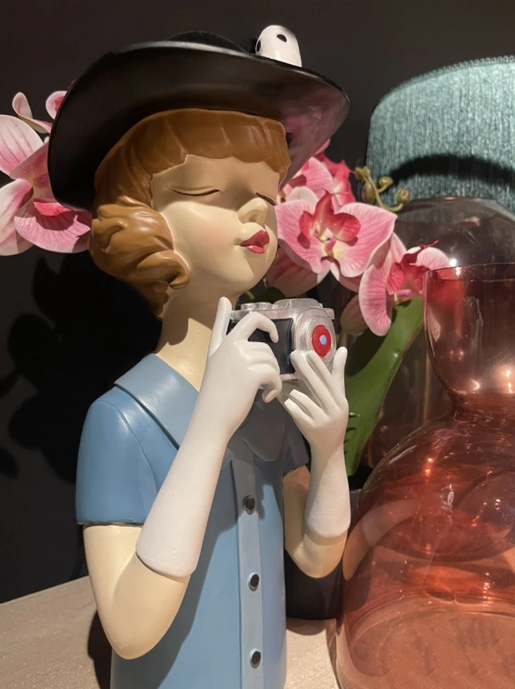 Figurë dekorative TRAVEL GIRL 6, shumëngjyrëshe, polirezine, 15x14x34cm