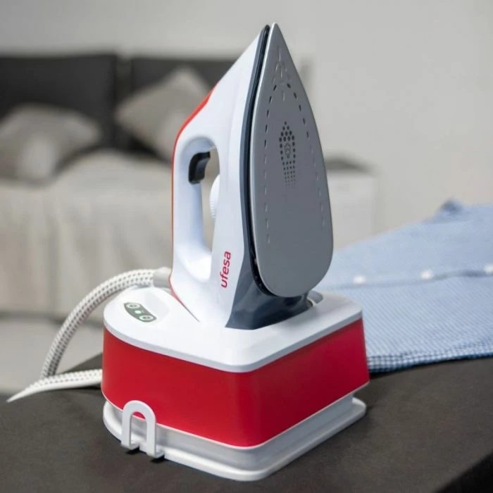 Hekur me stacion avulli UFESA PL2650 2400 W 6 bar antibakterial, kuqe/bardhë