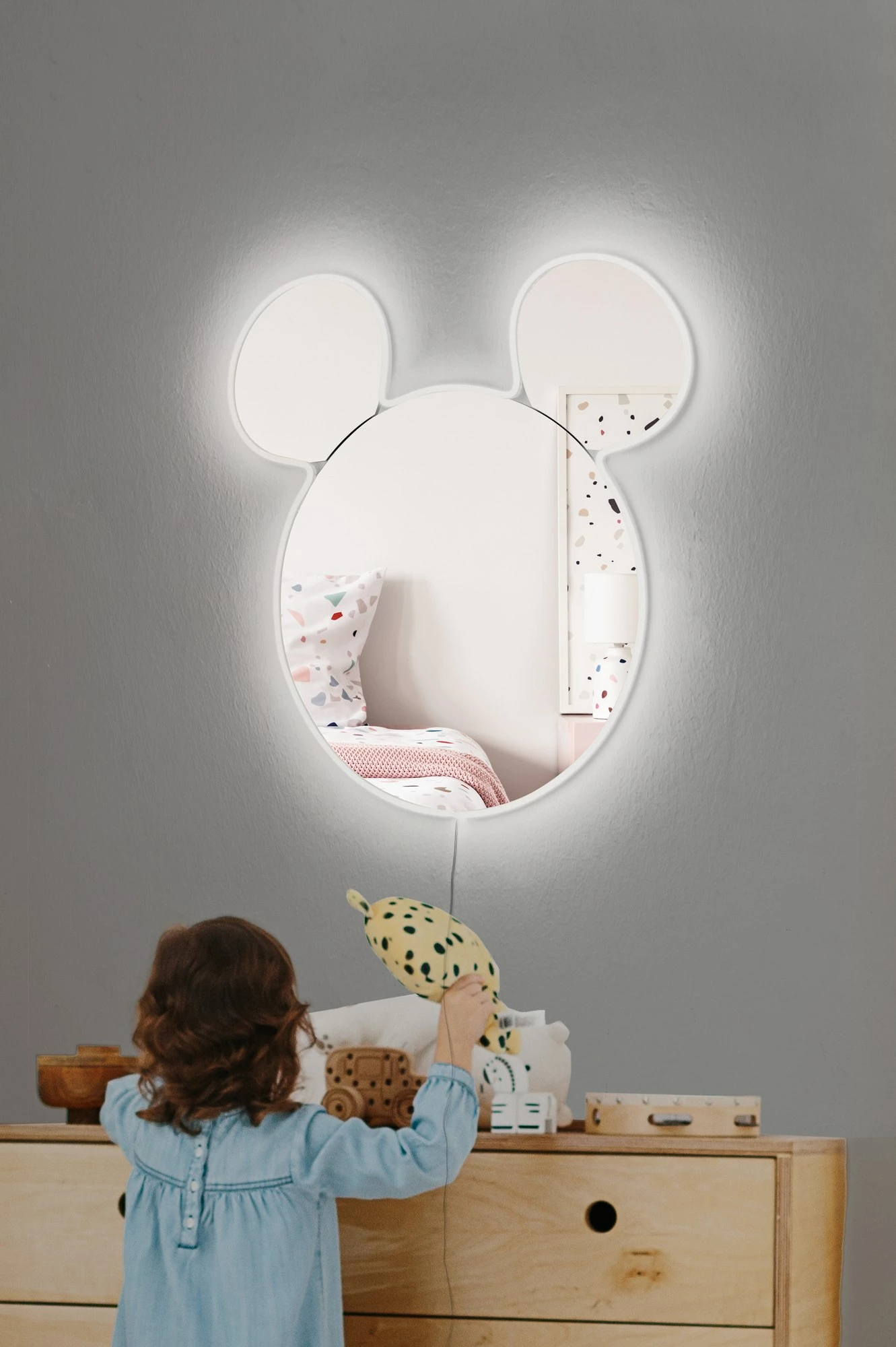 Pasqyrë me ndriçim LED, formë Mickey, ngjyrë e bardhë, Hanah Home
