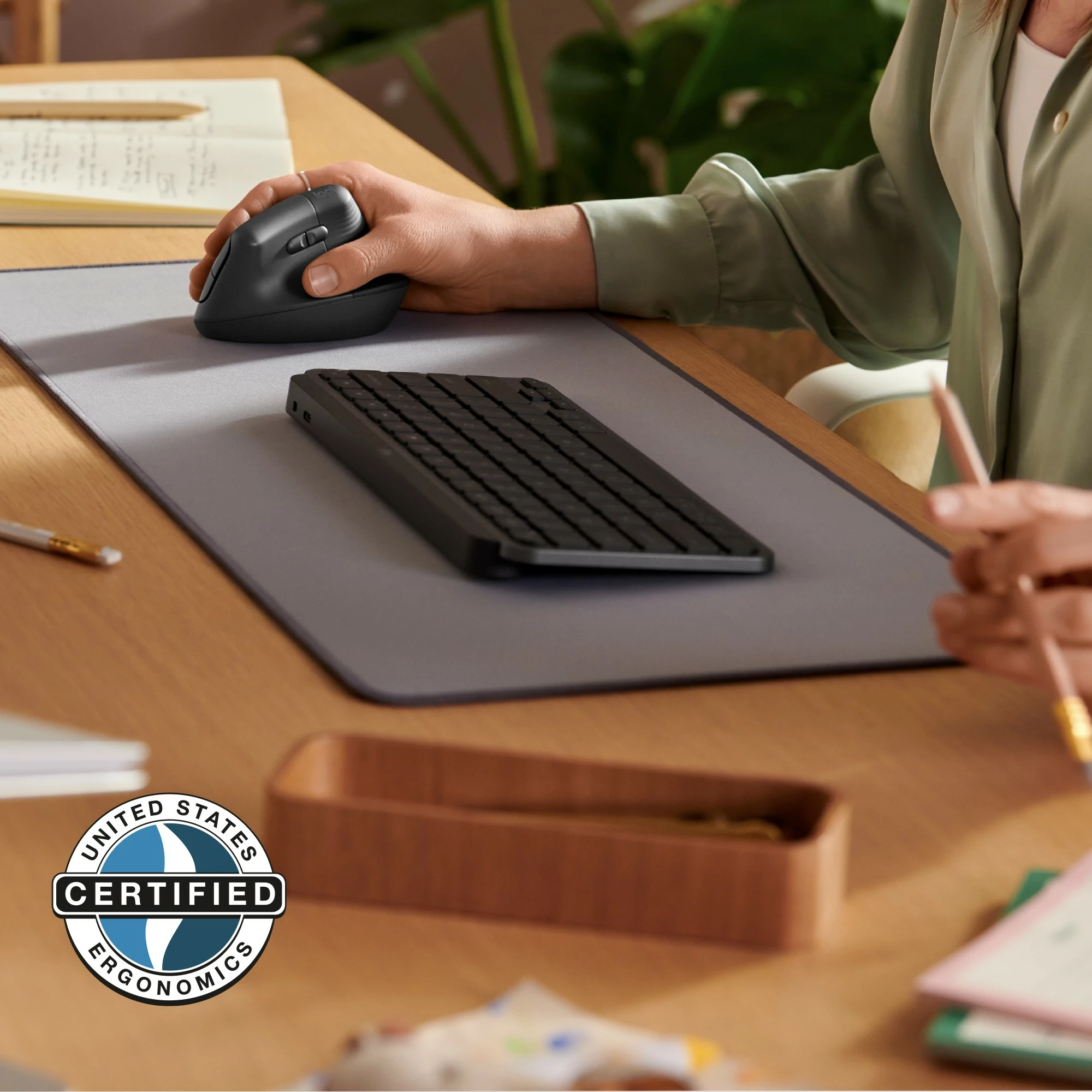 Maus ergonomik Logitech Lift për biznes, dizajn vertikal, optik, RF Wireless + Bluetooth, 4000 DPI, grafit