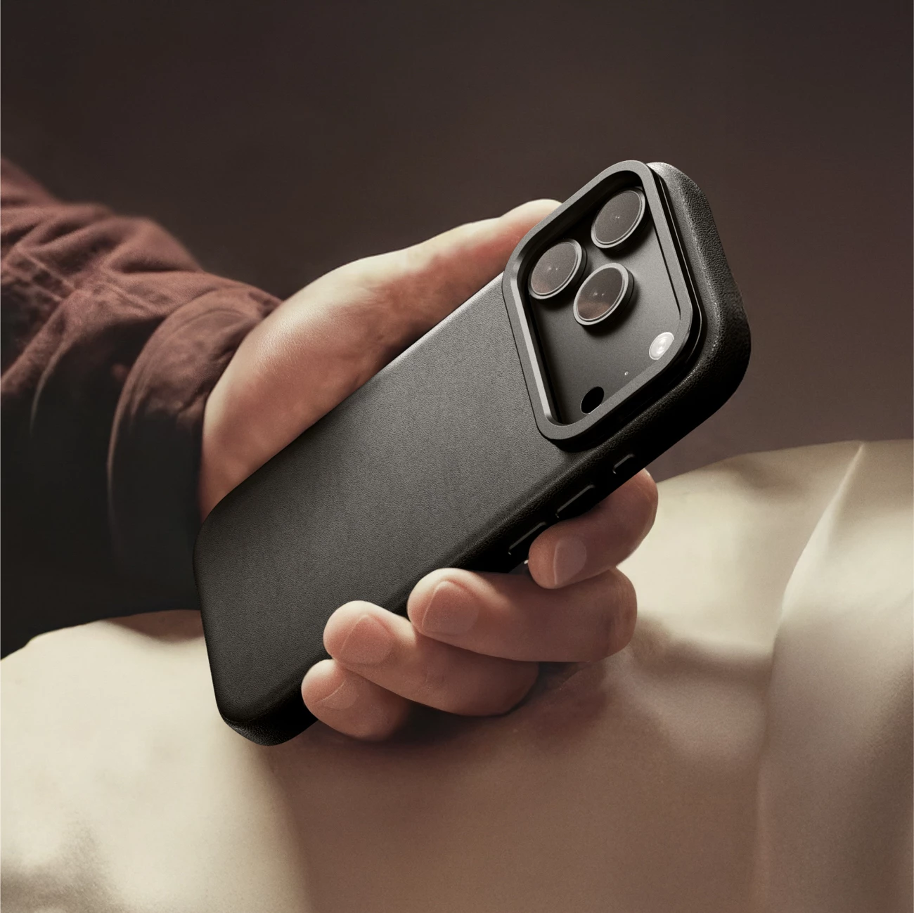 Mbështjellës AmazingThing Glamour për iPhone 17 Pro Max, PU lëkurë, e zezë
