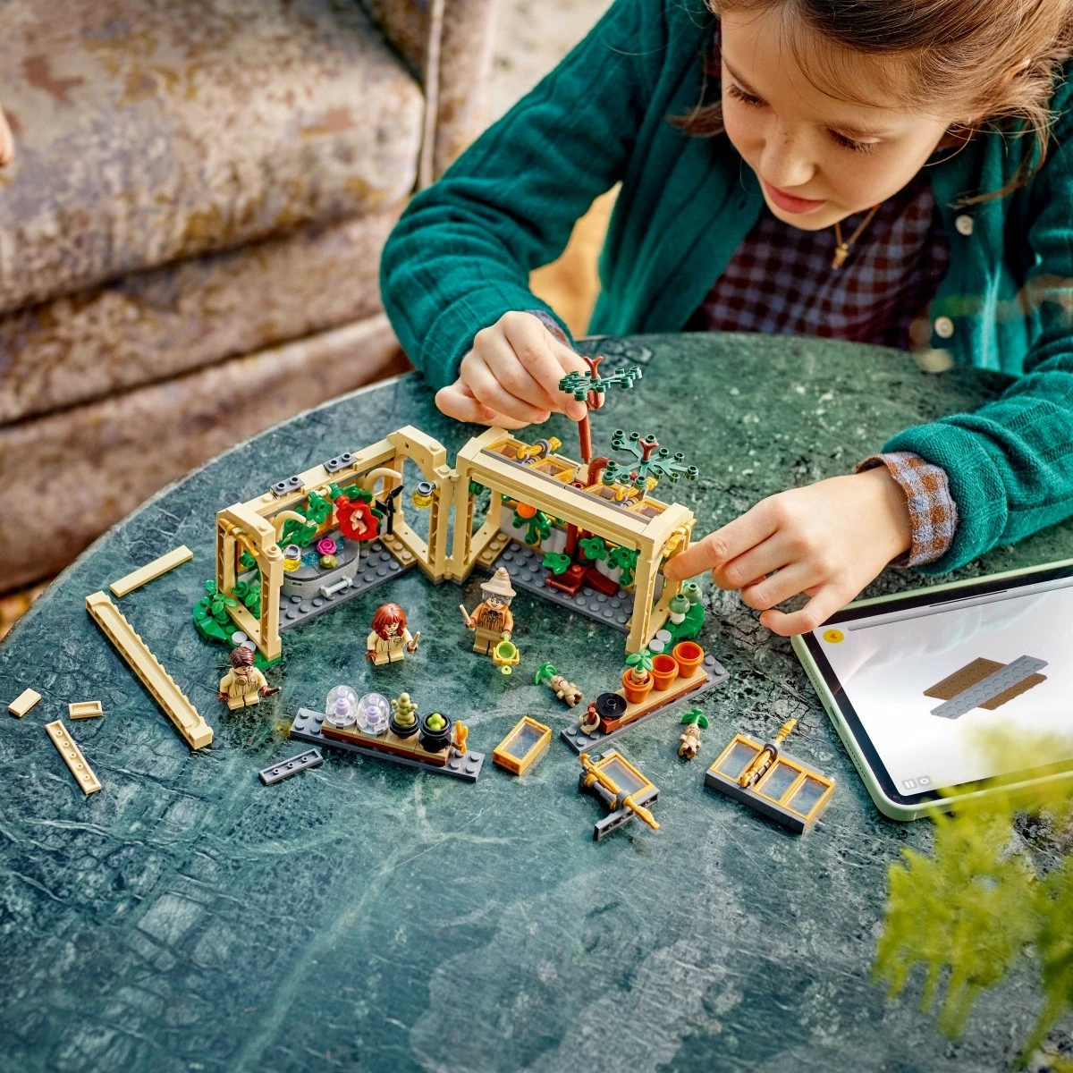 Set LEGO Harry Potter 76445 Hogwarts Castle: Herbology Class, 390 pjesë