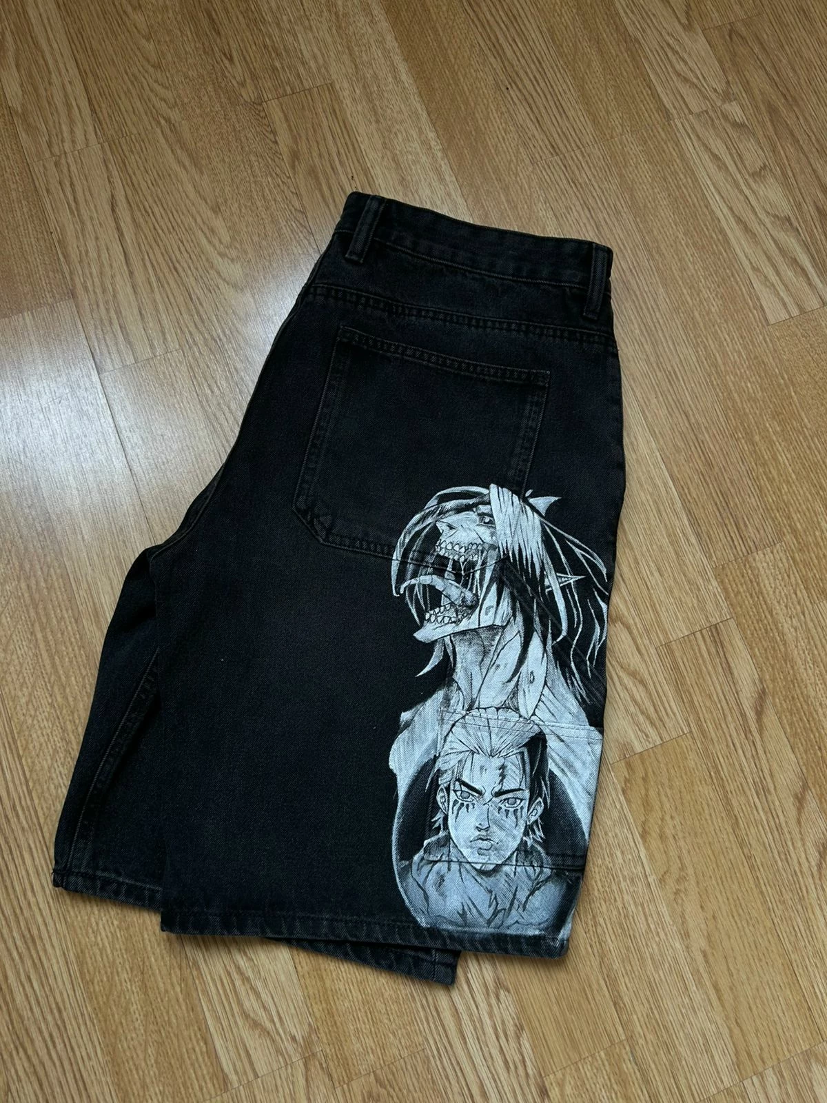 Shorce të zeza unisex me Attack on Titan (Anime, e personalizuar)