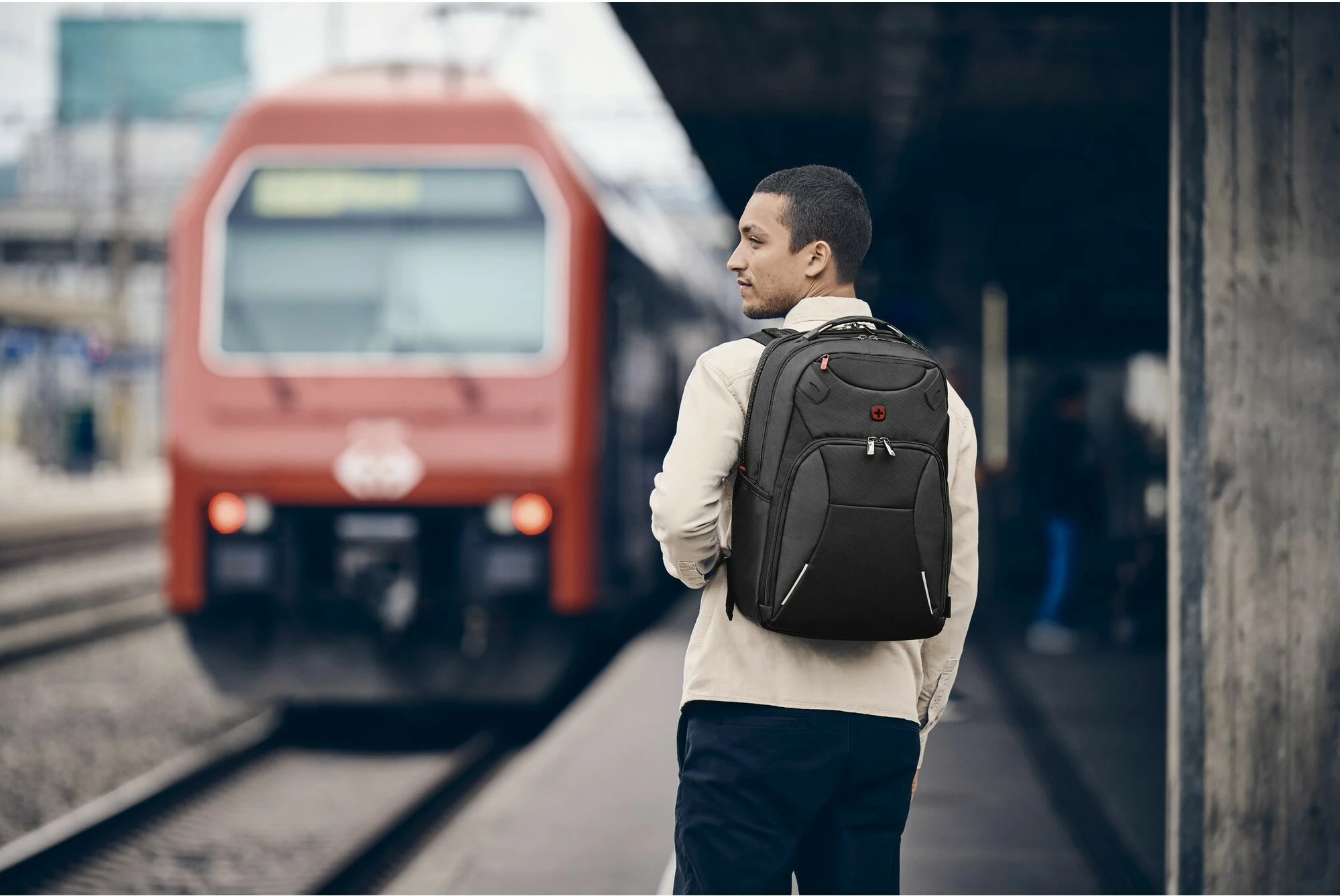 Çantë shpine Wenger Cosmic 17 inç me xhep për tablet, e zezë