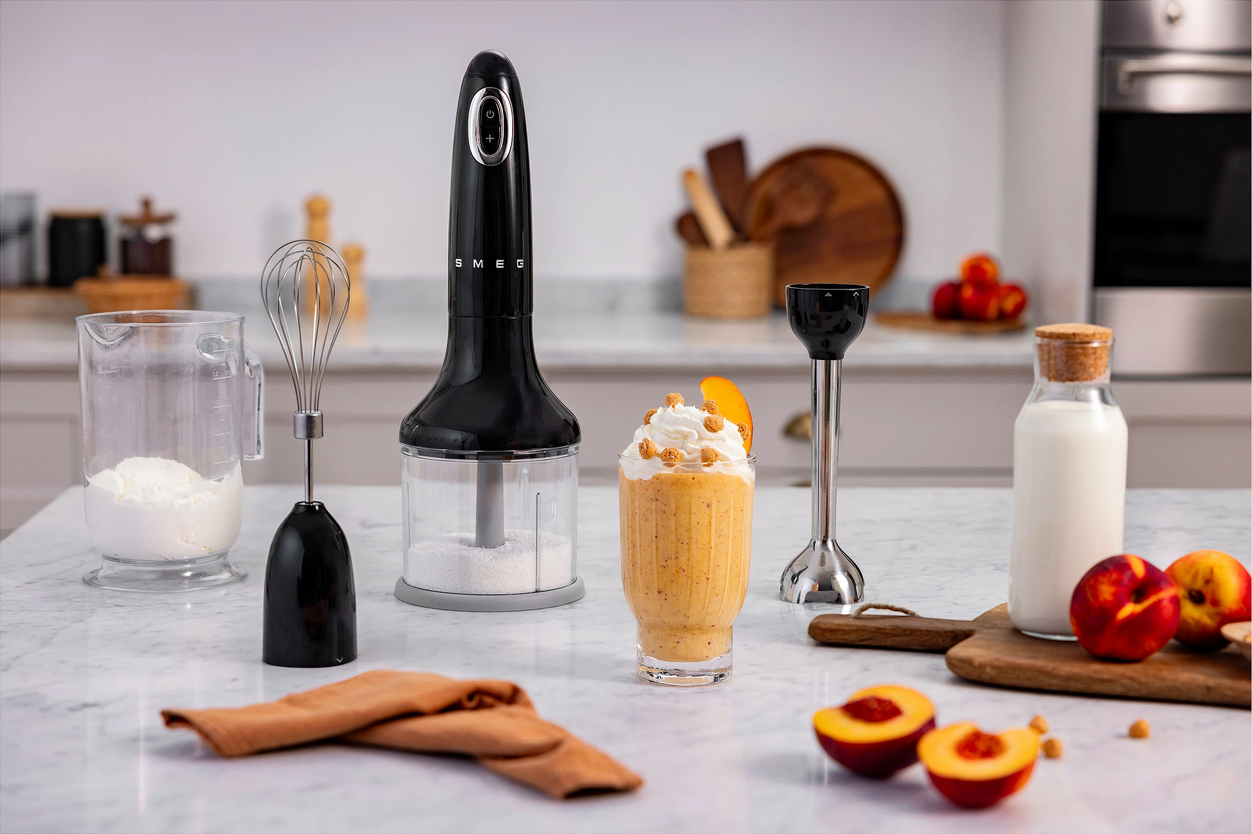 Blender dore Smeg HBF03BLEU me enë matëse, grirës dhe rrahëse, i zi