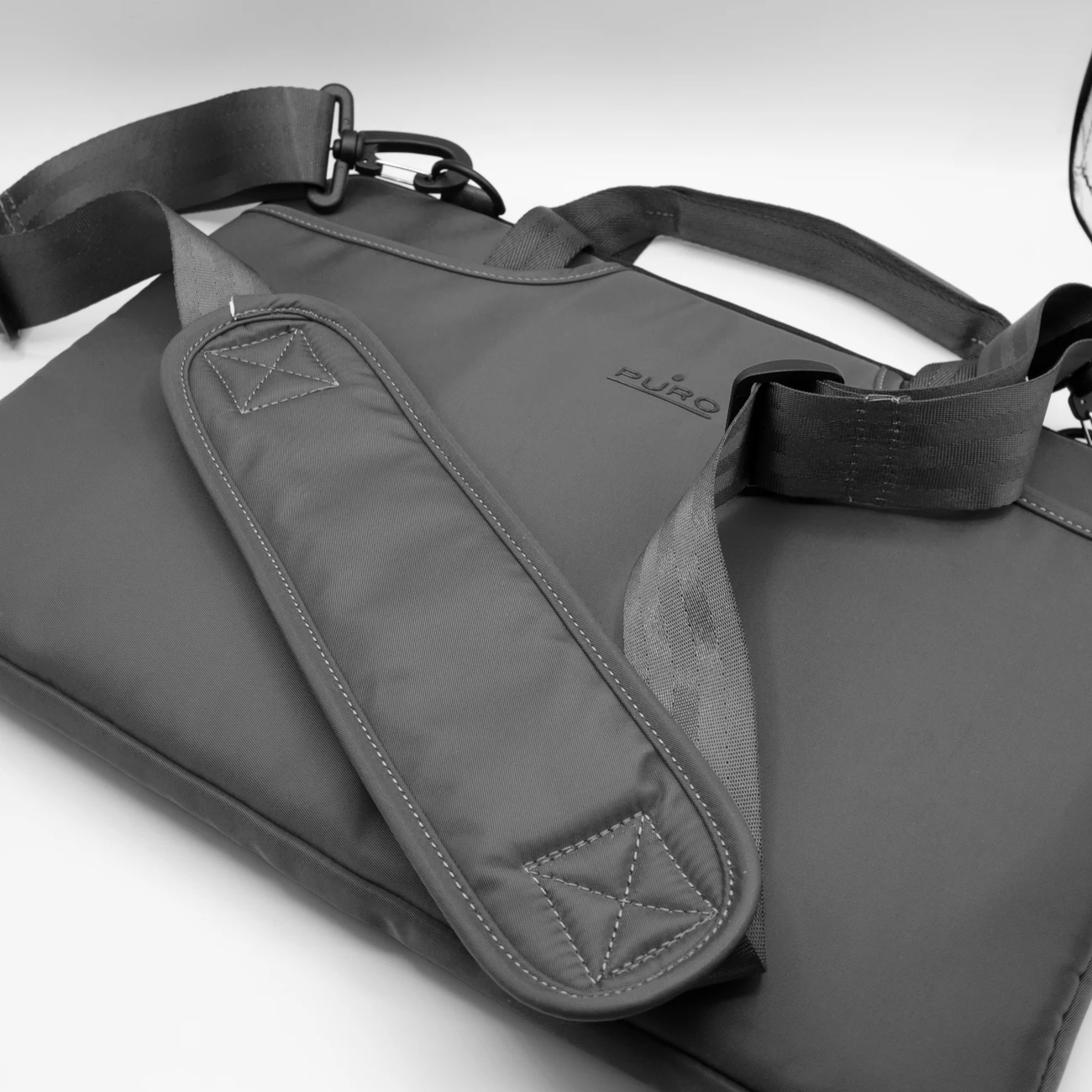 Çantë sleeve për laptop Puro Scudo SleevePro deri 14\", me rrip të rregullueshëm dhe xhepa të jashtëm, e zezë