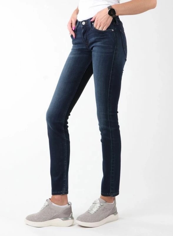 Xhinse Lee për femra, Pitch Royal