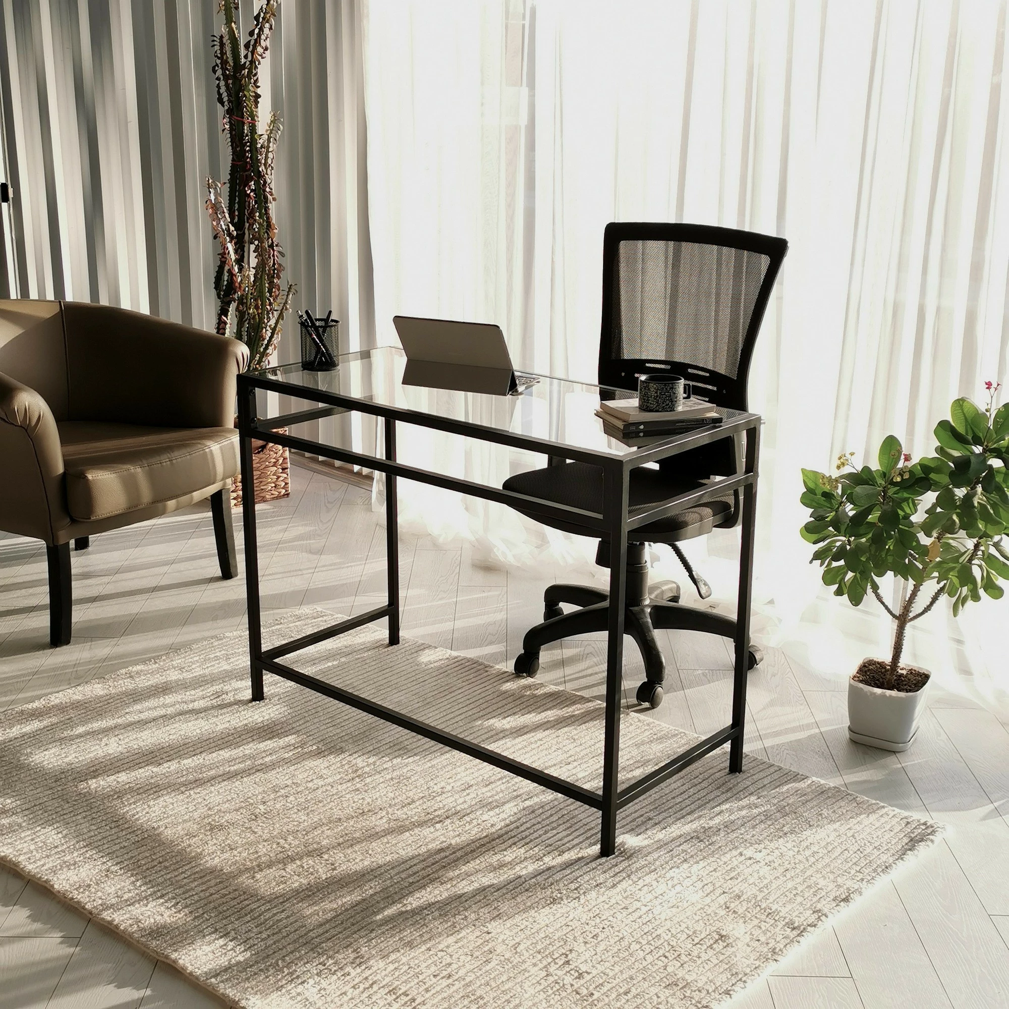 Tavolinë pune Hanah Home, xham i temperuar, kornizë metalike, 100x45cm, e zezë