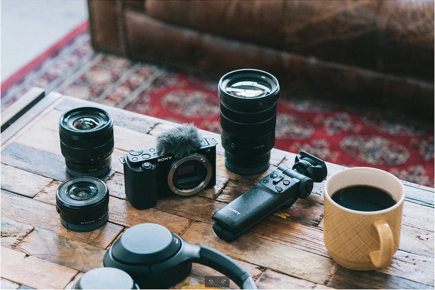 Aparat fotografik Sony α ZV-E10L, 24.2MP, 4K Ultra HD, Ekran me prekje, i zi