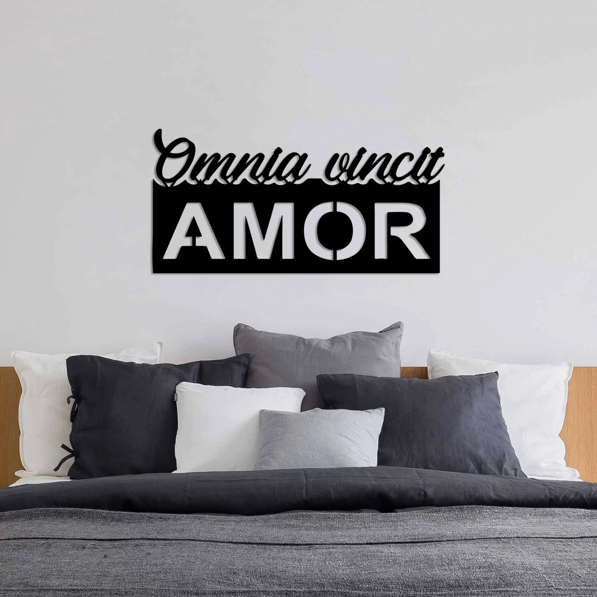 Aksesor dekorativ metalik për mur, Omnia Vincit Amor, 60x30cm