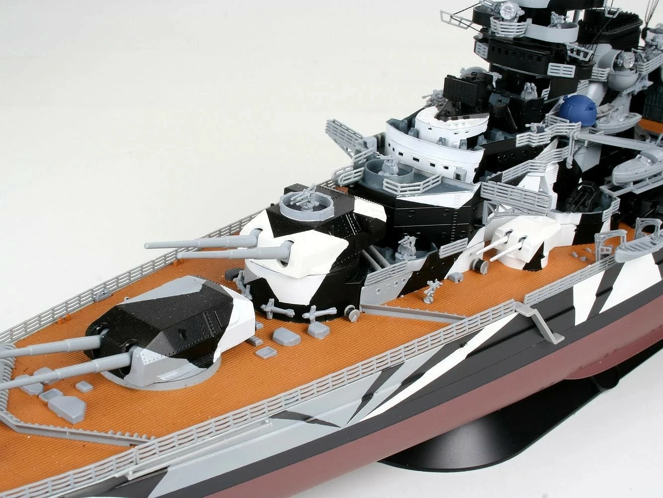 Model plastik anije Revell Tirpitz REV-05096, shkallë 1:350, 585 pjesë, gjatësi rreth 71.7 cm
