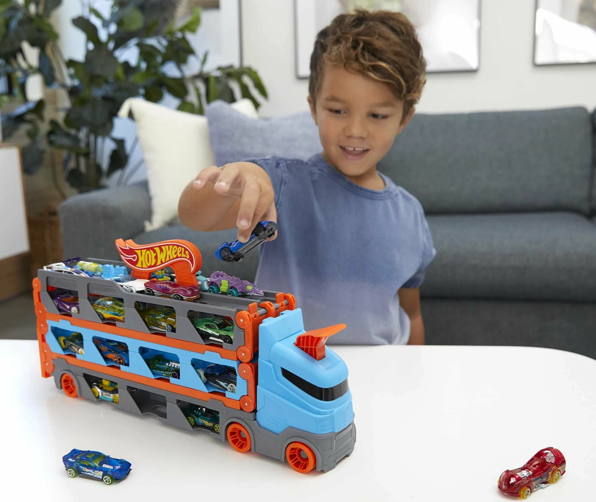 Transportues/pistë garash Hot Wheels City Racing Transporter 2-in-1 GVG37, shkallë 1:64, pistë 1.8 m, mban 20+ makina, set me 3 makina, blu