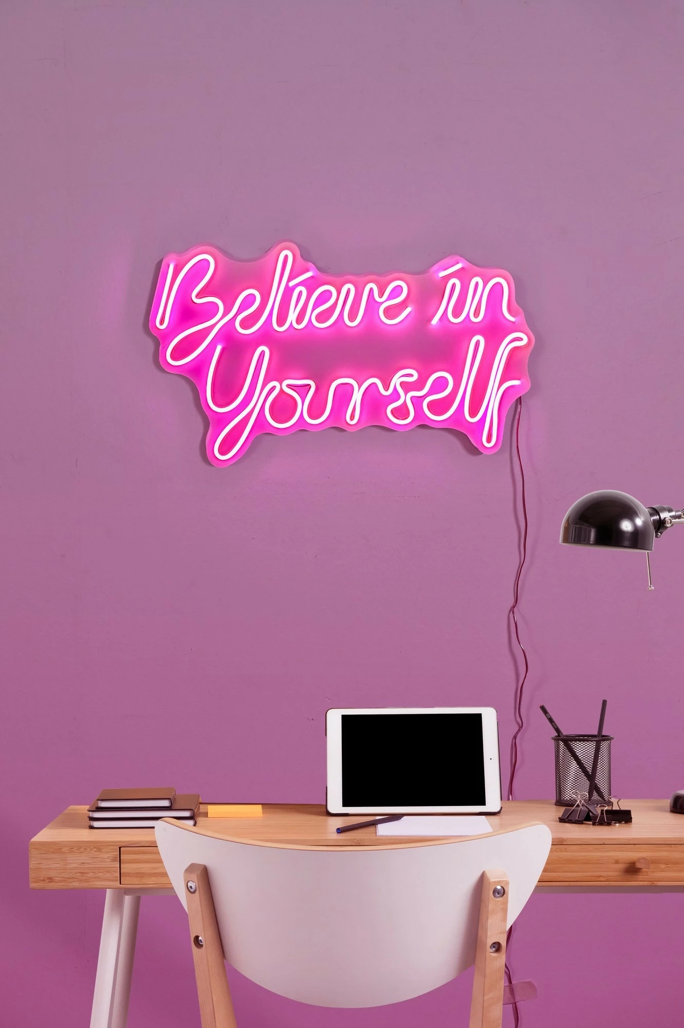 Dekor ndriçues LED plastik, 'Believe in Yourself', ngjyrë rozë