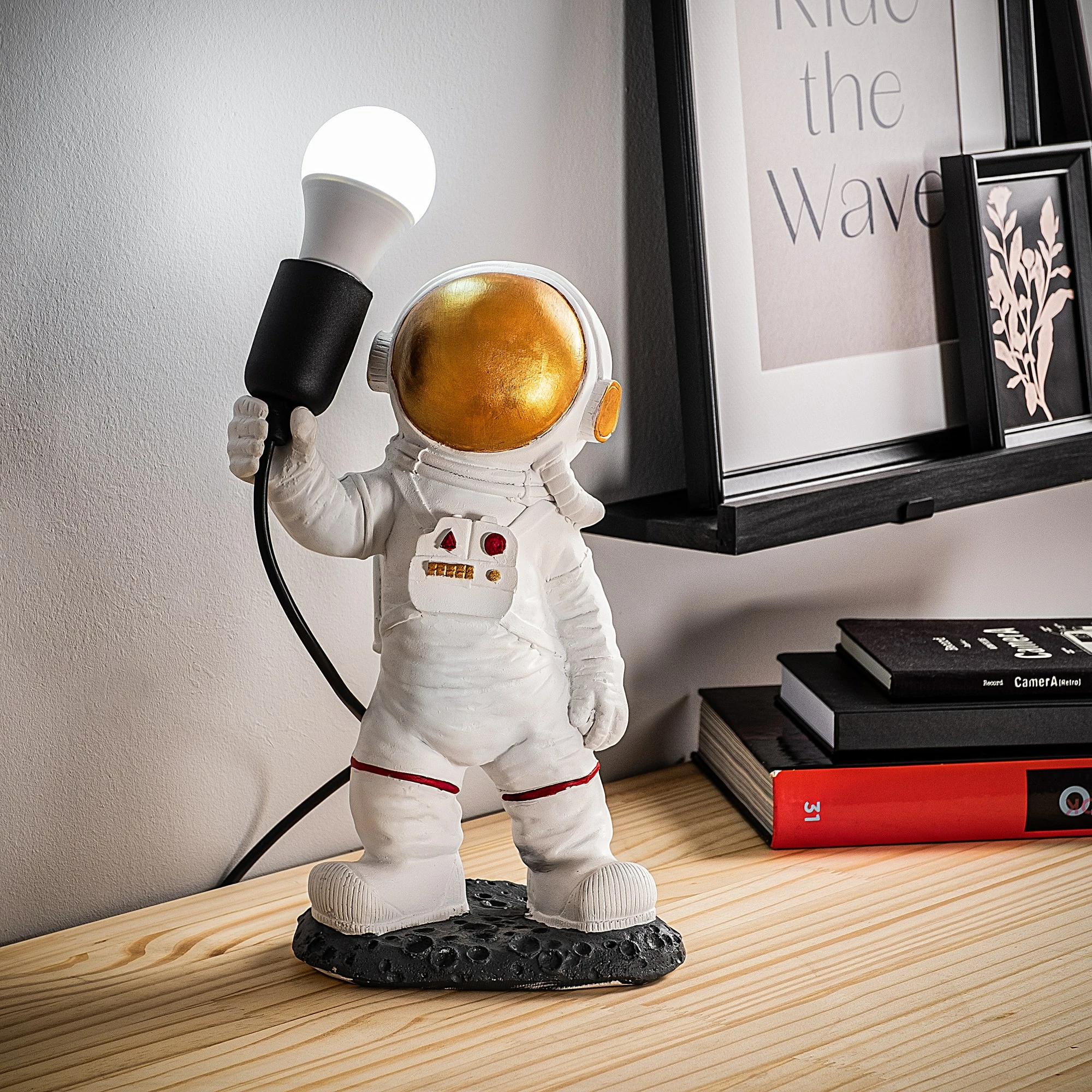 Llambë tavoline Opviq, astronaut, shumëngjyrëshe
