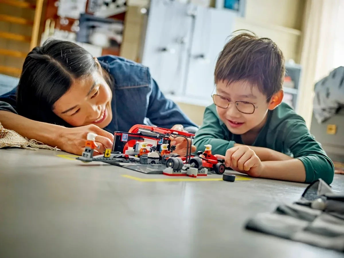 Set LEGO City 60443, Pit Stop & Pit Crew me veturë Ferrari, Kuq