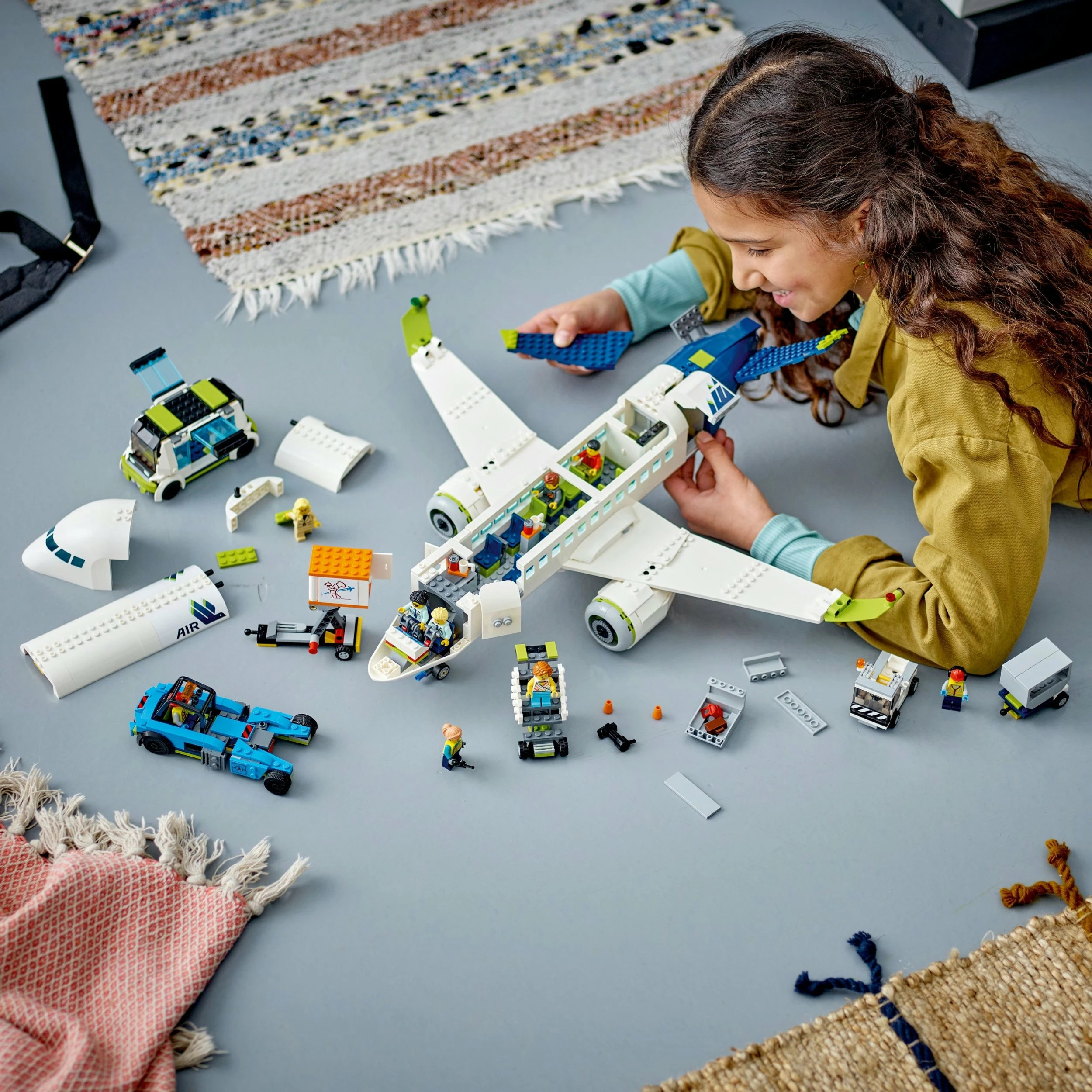 Set LEGO City Passenger Airplane 60367, 913 copë, 9 minifigura, 7+