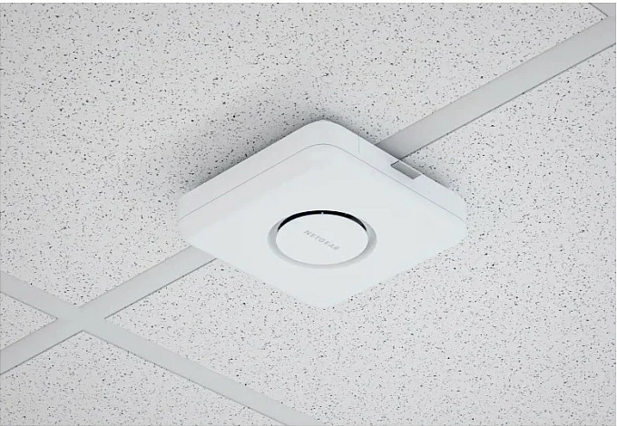Access point NETGEAR WBE710, Wi‑Fi 7 tri-band 2.4/5/6 GHz, 2.5GbE, PoE, i bardhë