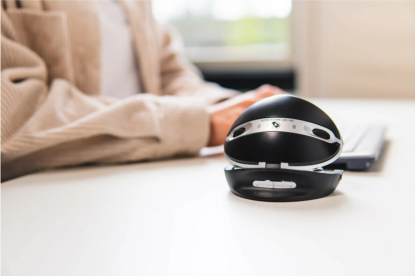 Maus BakkerElkhuizen Oyster Mouse, vertikal ergonomik, 1200 DPI, USB-A, ambidextrous, i zi/argjendtë