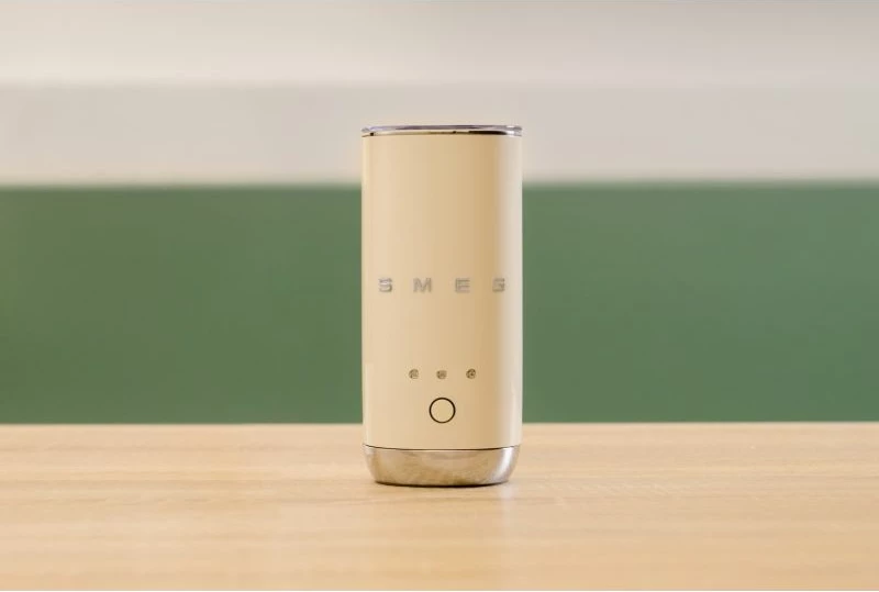 Shkumëzues qumështi SMEG MFF02CREU, krem