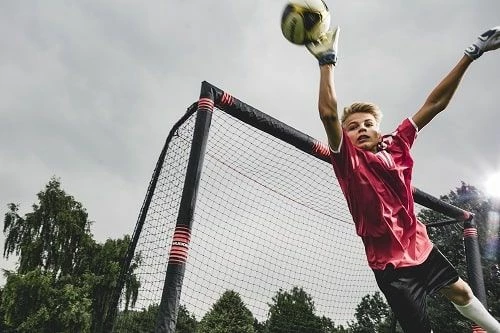 Portë futbolli Hudora Pro Tect 240, 240x160x85 cm, me mbrojtje shkumë EPE, rrjetë poliester, 6 kunja ankore, e zezë