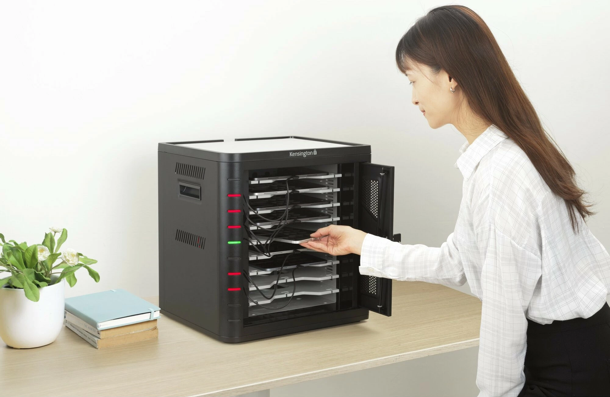 Kabinet karikues Kensington Charging Cabinet USB-C, i zi