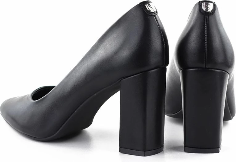 Këpucë me taka LEONE femra, të zeza