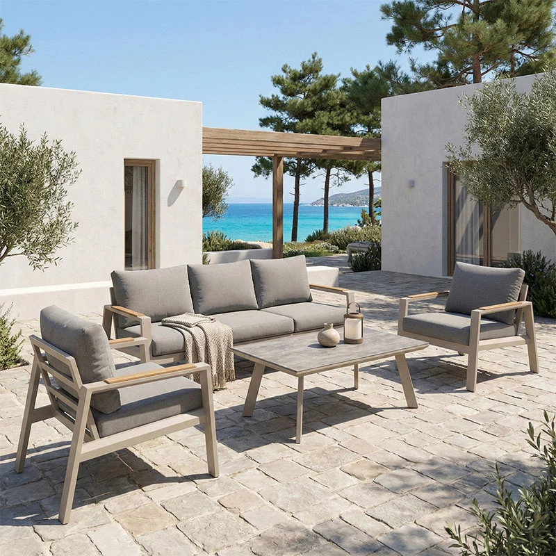 Set mobiljesh për oborr Aeria, 4 pjesë, alumin, ngjyrë bezhë, detaje dru tik, jastëkë gri të çelët