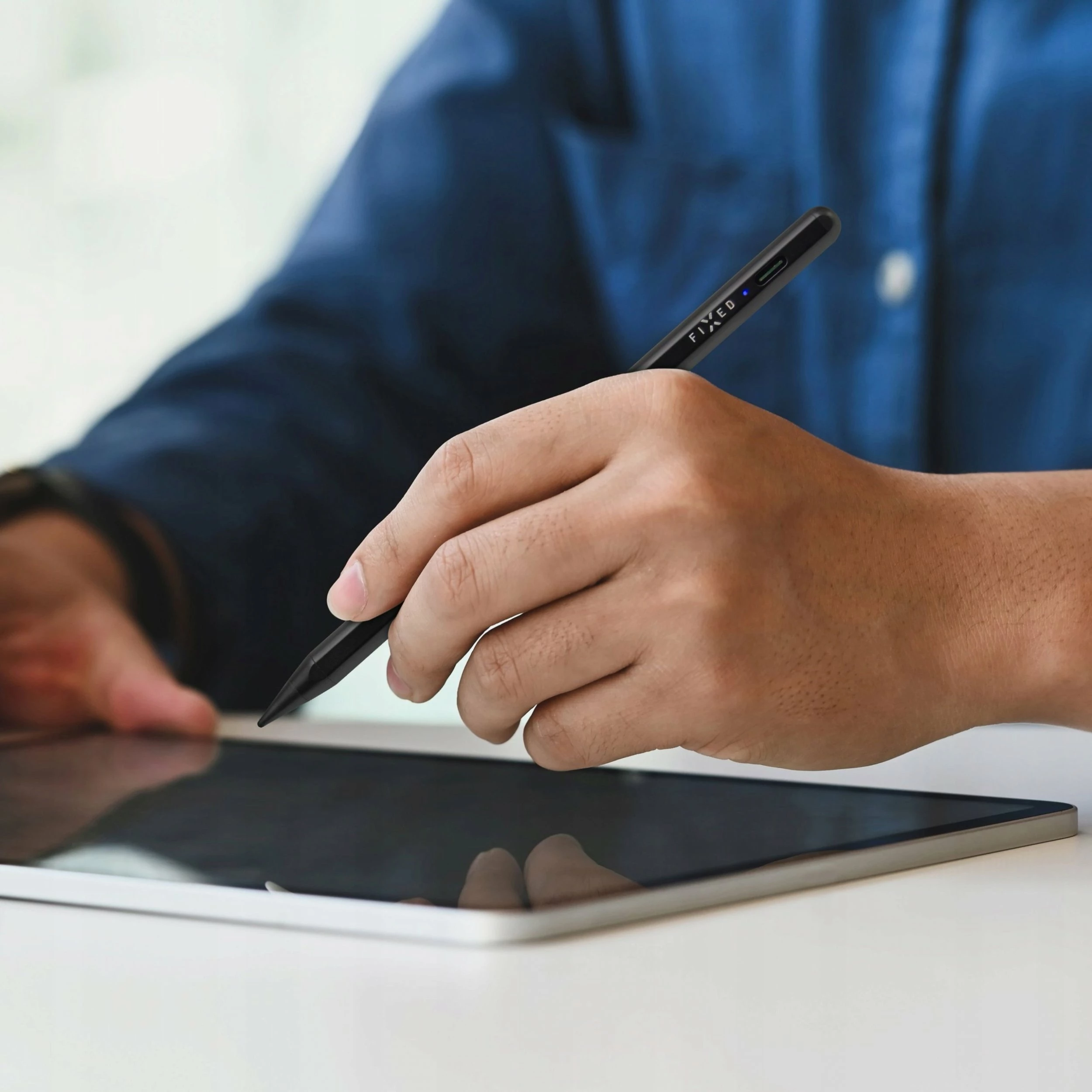 Stylus Adonit Fixed Graphite për Apple iPad, 20h bateri, USB-C, montim magnetik, 2 maja ndërruese, i zi