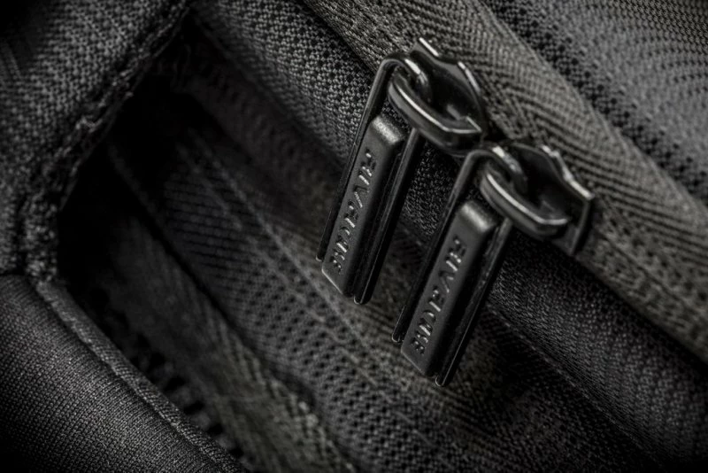 Çantë sling për kamerë DSLR RivaCase 7470, poliestër, me rain cover, e zezë