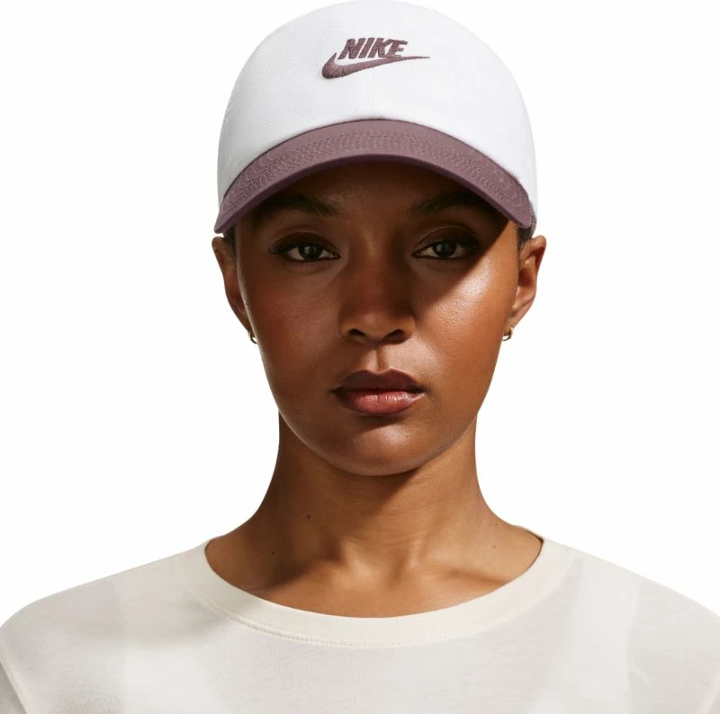 Kapelë Nike Club FB5368 104, e bardhë dhe vjollcë