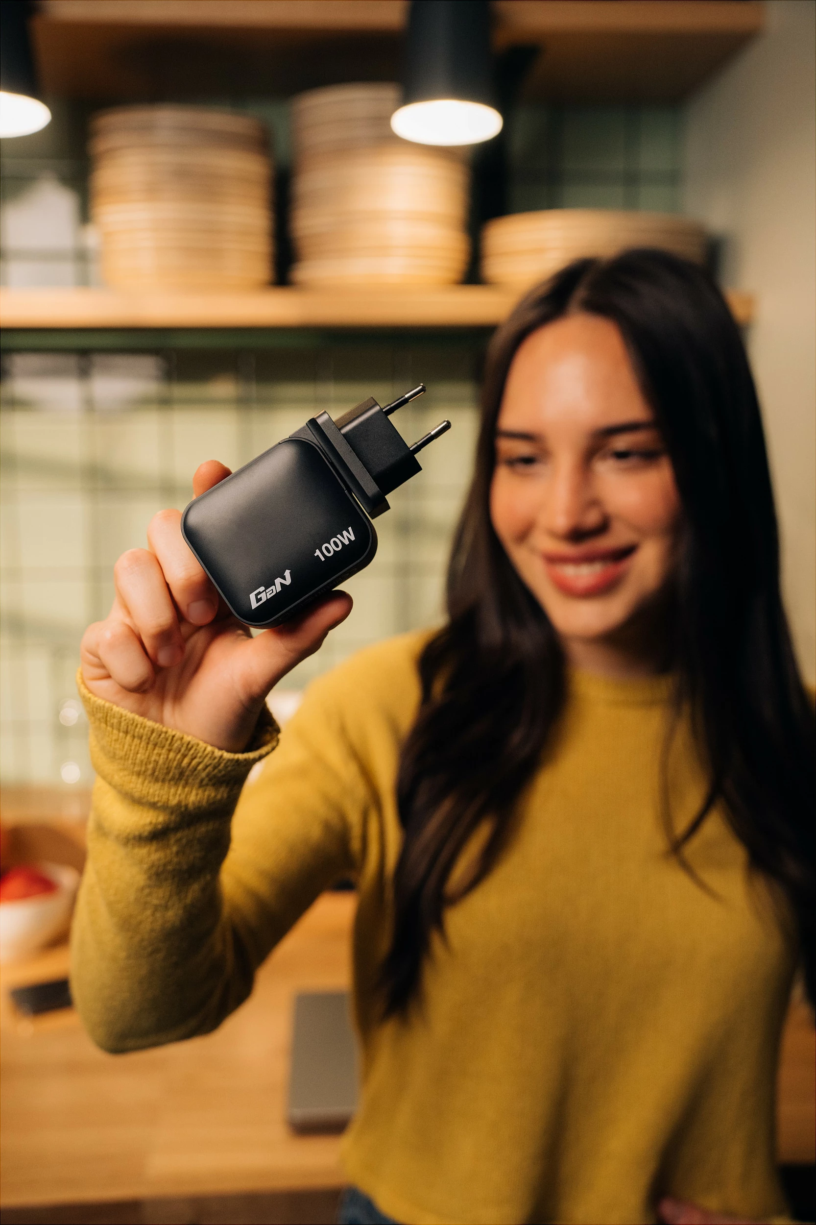 Karikues Verbatim Mini GaN 100W, 4 porta (3x USB-C PD, 1x USB-A QC), adaptorë EU/UK/US, i zi