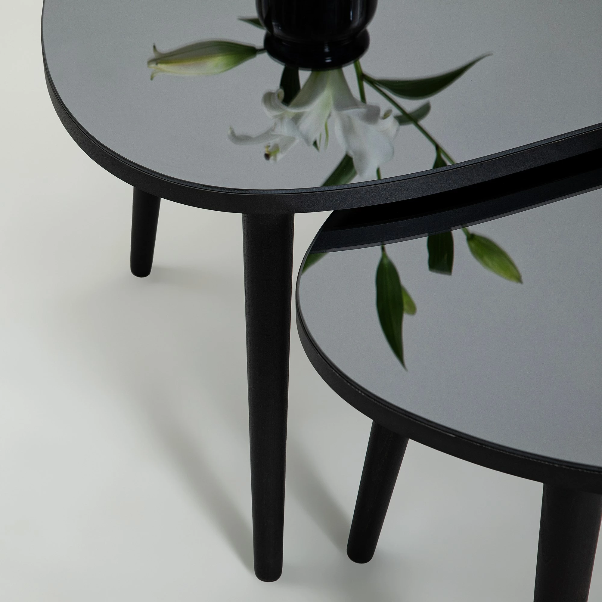 Set tavolinash të mbivendosura Hanah Home, Gusto, 2 copë, ngjyrë e zezë dhe fume