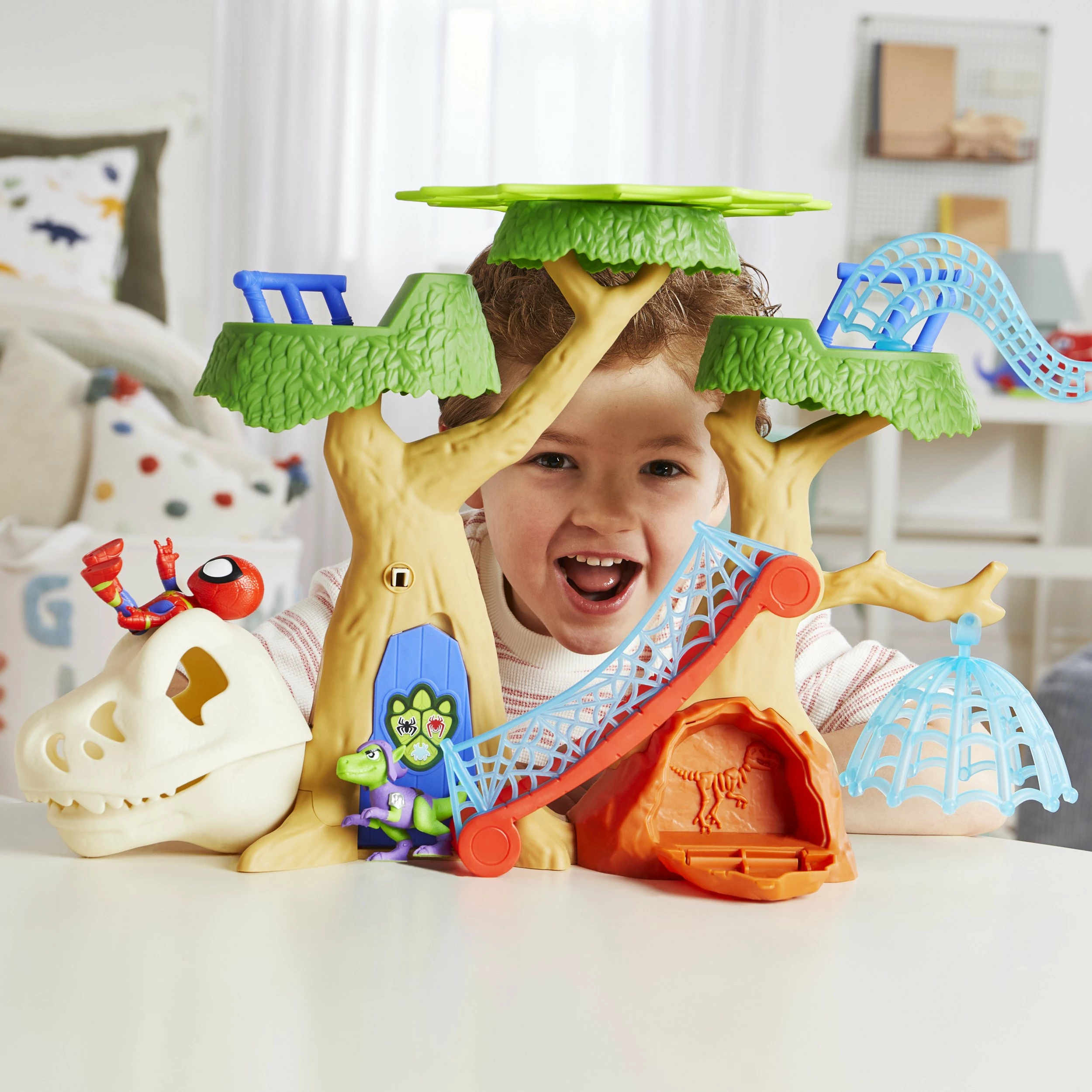 Set figure aksion Hasbro Spidey and Super-Cool Dino-Webs Base, bazë 38 cm, set me 2 figura