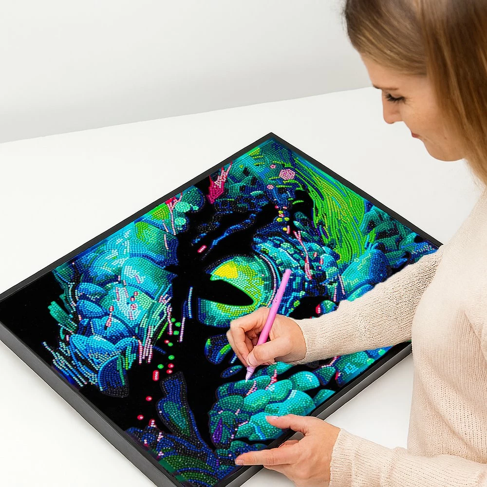 Set mozaik me diamantë Diamond Dotz Adults Flocked Neon Dragon Eye 18\" x 14\" shumëngjyrësh neon