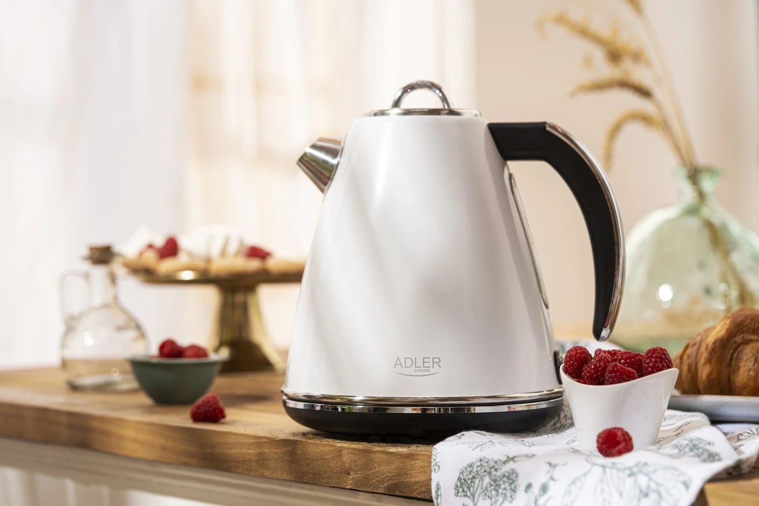 Çajnik elektrik Adler, i bardhë