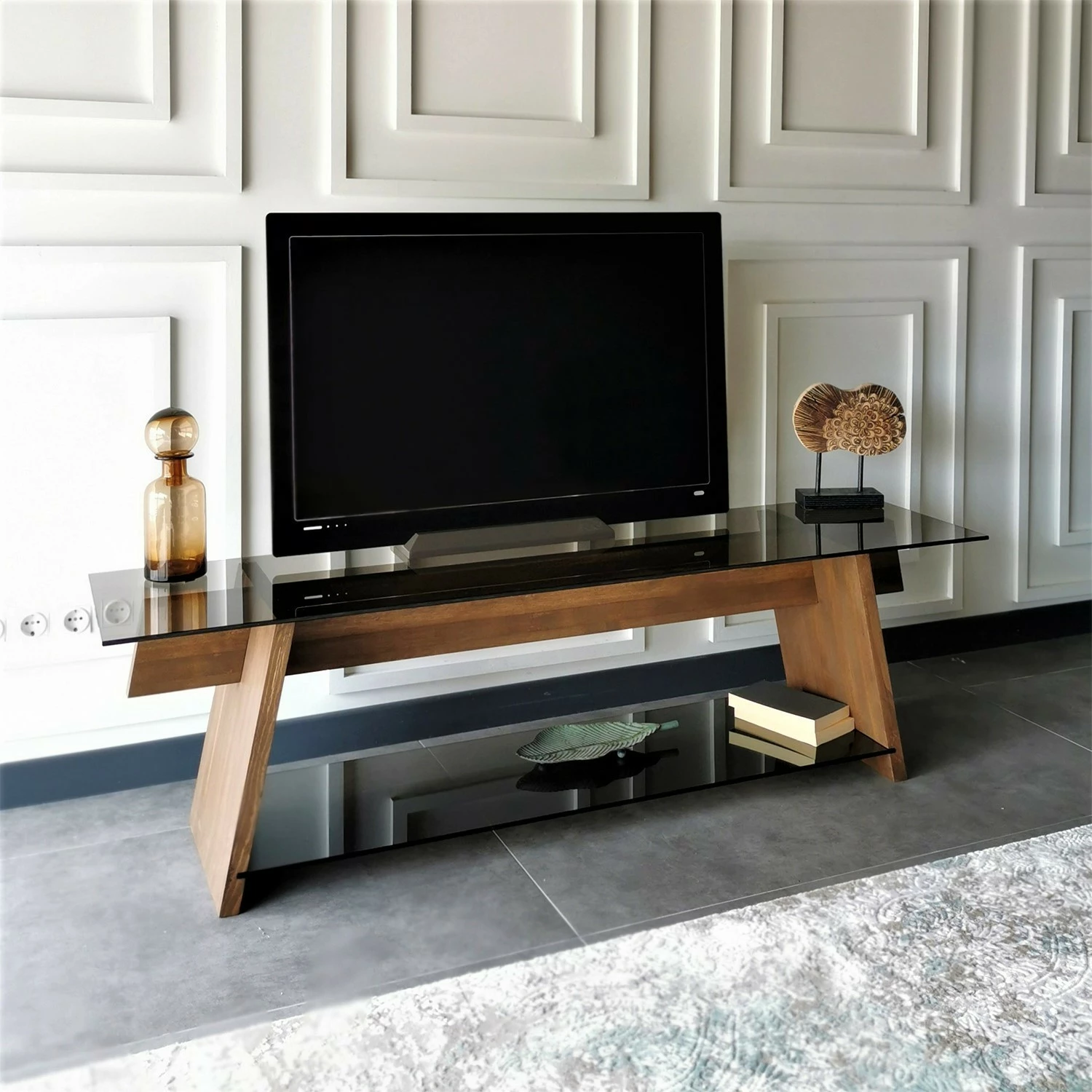 Komodë TV Hanah Home, TV201, ngjyrë arrë dhe e zezë, xham i temperuar, 158x45x40cm