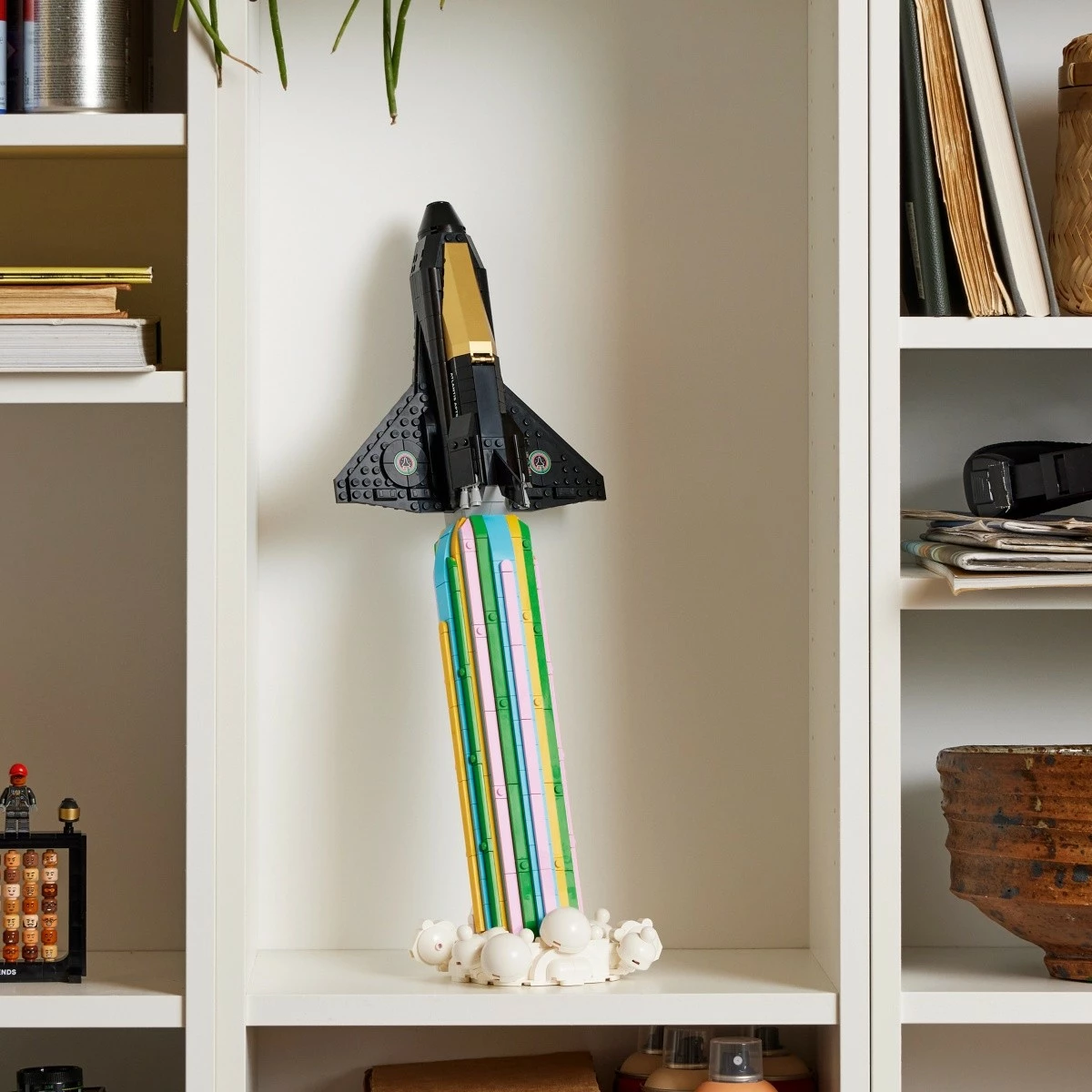 Set LEGO Icons 10391 Joy with Pharrell Williams, 966 copë, 18+